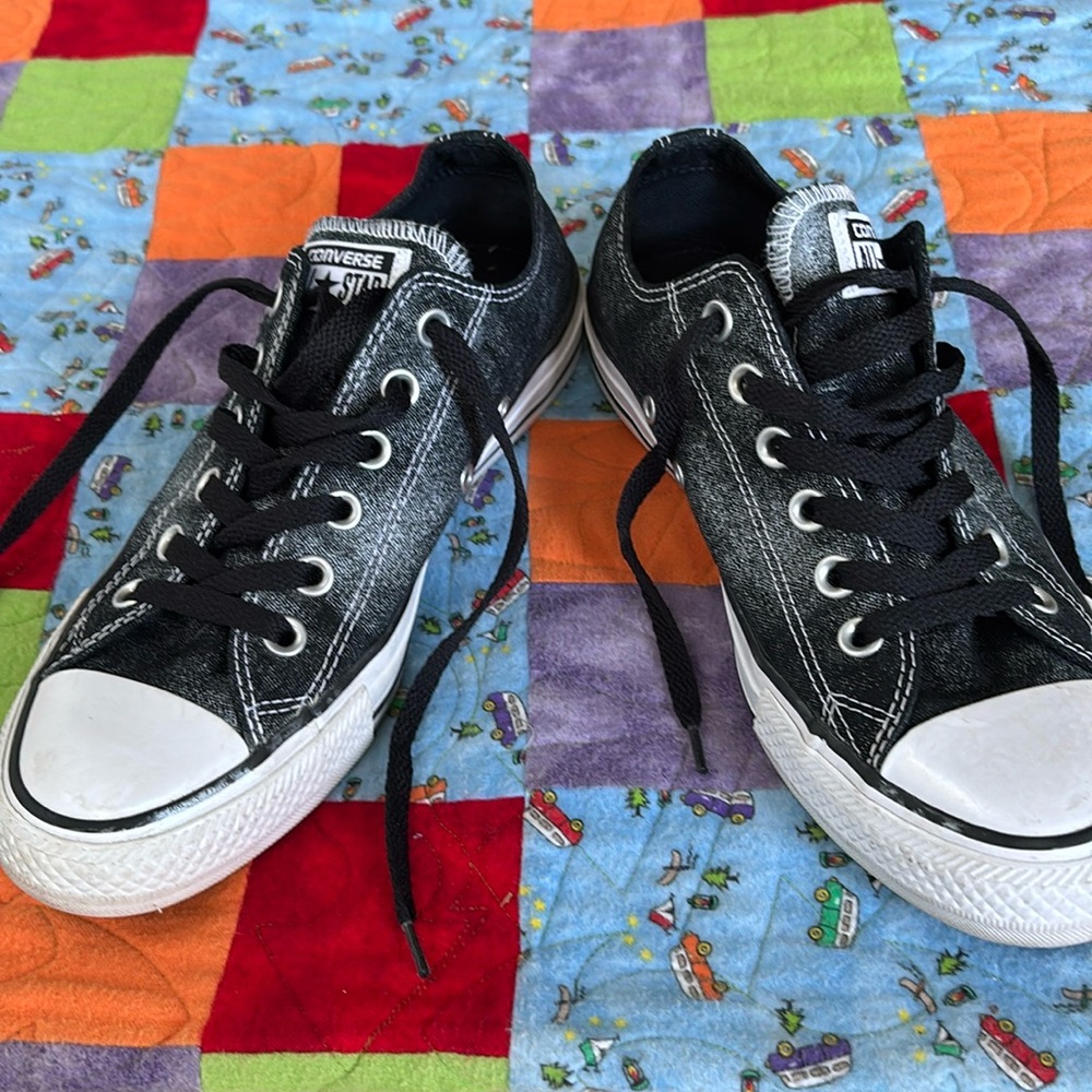 Converse Chuck Taylor All Star low top sneakers. Women’s sz 8